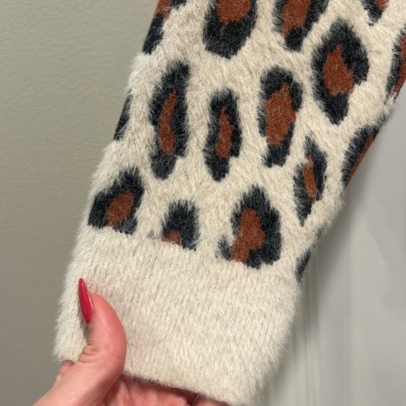 Boutique leopard sweater animal print eyelash soft Crewneck pullover cream brown - Picture 2 of 4